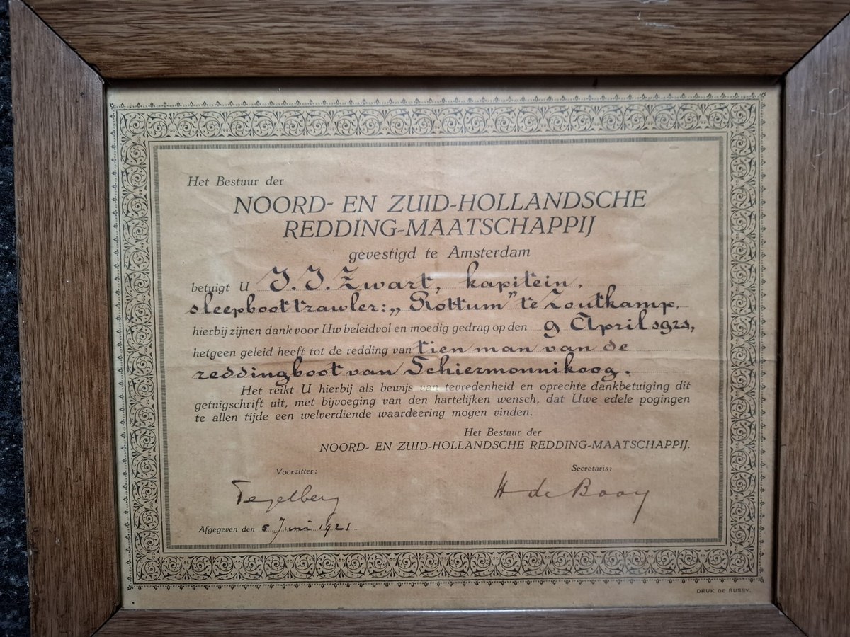 Oorkonde van de Noord- en Zuid-Hollandsche Redding-Maatschappij, 5 juni 1921, uitgereikt aan S.J. Zwart, kapitein van de sleepbootvrawler Flottum te Zoutkamp