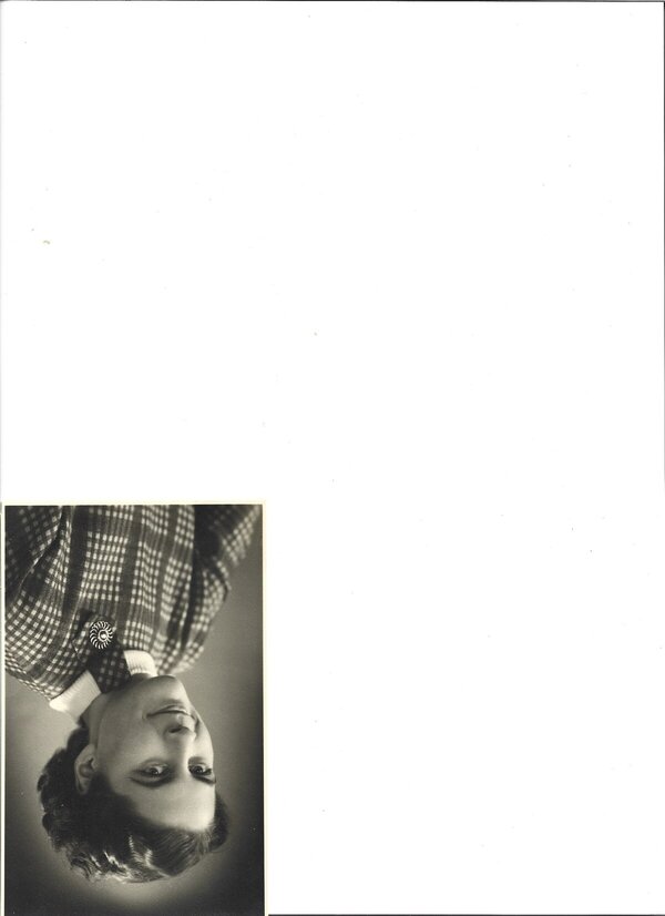 Zwart-witportret van Anny Bosma, circa 1955, in een geruit jasje met ronde broche.